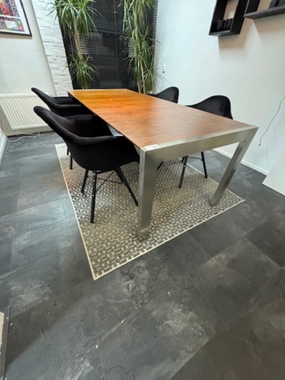 Tafel met 4x stoel en vloerkleed