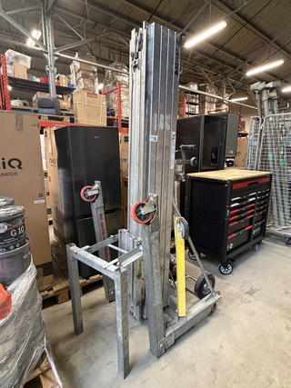 Materiaallift/plateaulift tot 7,5 meter hoog Sumner, Model 2124