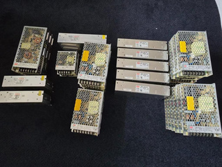 Partij Mean Well voedingen – 24 VDC industriële voedingen (33 stuks, g