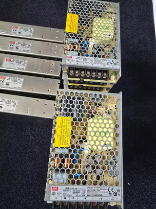 Partij Mean Well voedingen – 24 VDC industriële voedingen (33 stuks, g