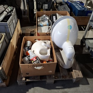 Toilet met bril, wasbak met kraan, fontein, wandplank en emmerputten,