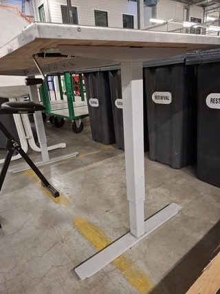 Werktafel met RVS blad, in hoogte verstelbaar