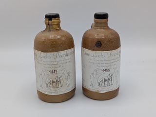 2x Kruik met Ome Loeks Peerdeburger “1417, 1456”