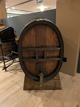 Oude houten opslag- en rijpingsvat op bok