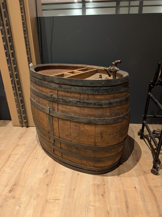 Oude houten opslag- en rijpingsvat met kraan