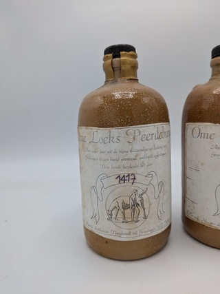 2x Kruik met Ome Loeks Peerdeburger “1417, 1456”