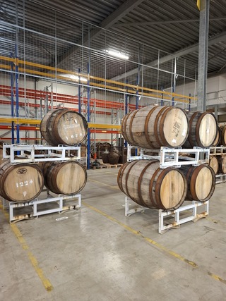 11x Houten opslag- en rijpingsvat voor moutwijn op bok