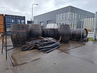 Diverse houten vatten en toebehoren