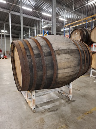 Grote houten opslag- en rijpingsvat op bok