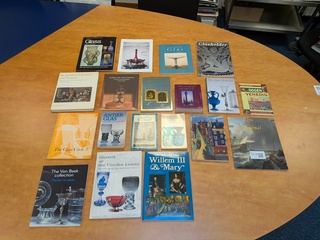 Assortiment boeken glaswerk