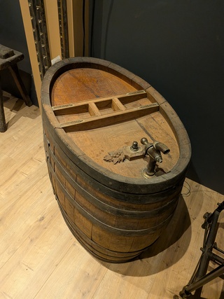 Oude houten opslag- en rijpingsvat met kraan