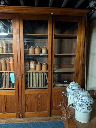 Nostalgische schuifdeur vitrinekast