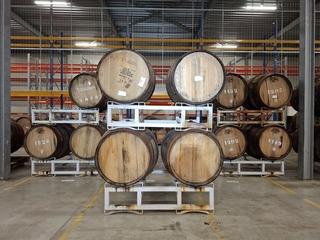 11x Houten opslag- en rijpingsvat voor moutwijn op bok