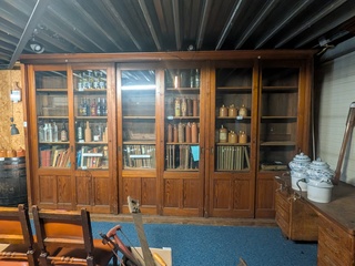 Nostalgische schuifdeur vitrinekast