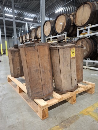 8x Stroh rum-fles in houten krat