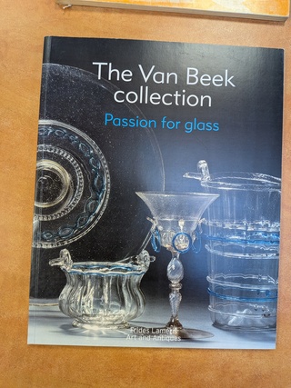 Assortiment boeken glaswerk