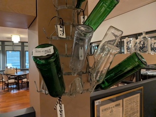 Flessen droogrek met diverse Hooghoudt flessen