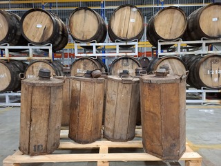 8x Stroh rum-fles in houten krat