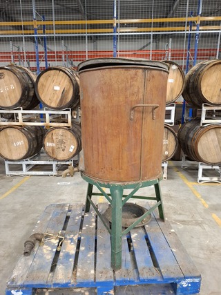 Antieke koperen drankvat op metalen onderstel