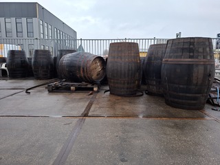 Diverse houten vatten en toebehoren