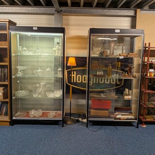 2x Vitrinekast