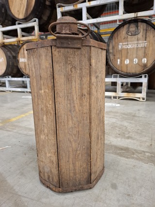 Originele Stroh rum-fles in houten krat