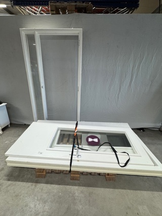 2x Kozijn met zijlicht en deur, wit