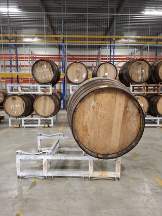 Grote houten opslag- en rijpingsvat op bok