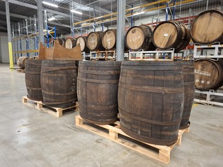 8x Oude houten opslag- en rijpingsvat