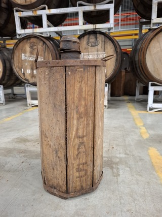 Originele Stroh rum-fles in houten krat