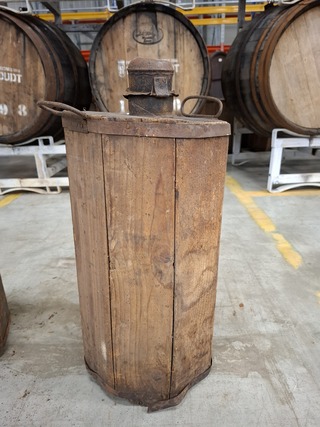 2x Stroh rum-fles in houten krat