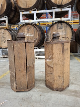 2x Stroh rum-fles in houten krat