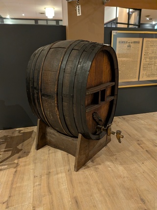 Oude houten opslag- en rijpingsvat op bok