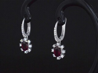 Witgouden oorbellen met diamanten en robijnen