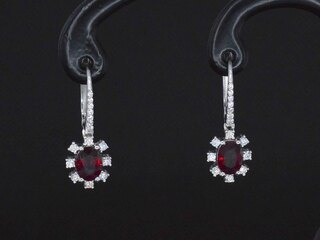 Witgouden oorbellen met diamanten en robijnen