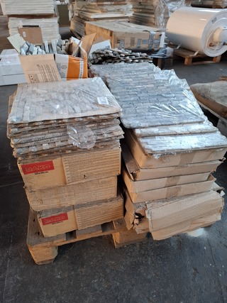 Partij wandtegels en mozaïek