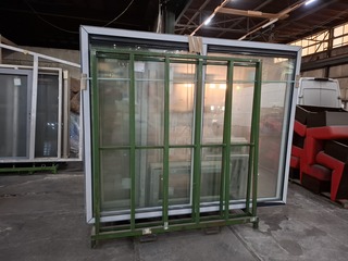 Grote partij kunststof kozijnen, deuren en puien