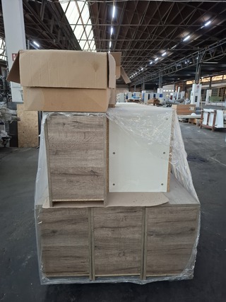 Diverse houten (kolom)kasten