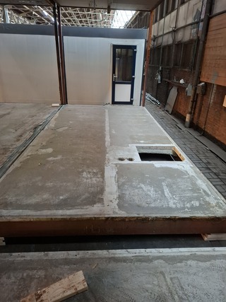 Stalen frame met betonvloer