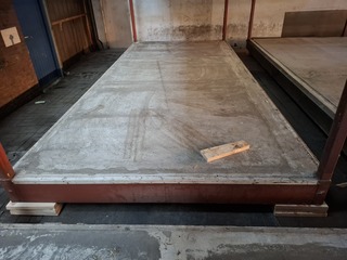 Stalen frame met betonvloer