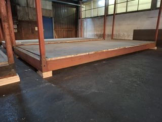Stalen frame met betonvloer