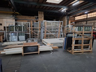 Grote partij kunststof kozijnen, deuren en puien