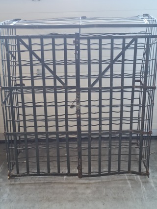 Antiek kelderrek voor wijnflessen.