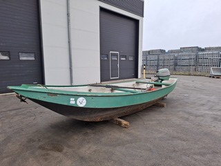 Stalen vlet met buitenboordmotor