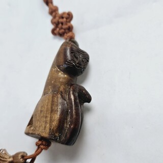 Antieke netsuke houten figurine met paarse jade