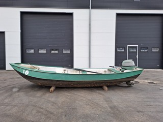 Stalen vlet met buitenboordmotor