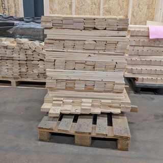 Ca. 365x geschaafde vuren plank op pallet