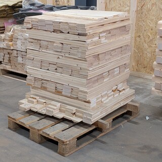 Ca. 365x geschaafde vuren plank op pallet