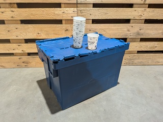 (NS materiaal) ca. 16x distributiebak met herbruikbare koffiebekers, C