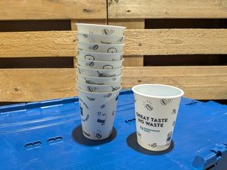(NS materiaal) ca. 16x distributiebak met herbruikbare koffiebekers, C